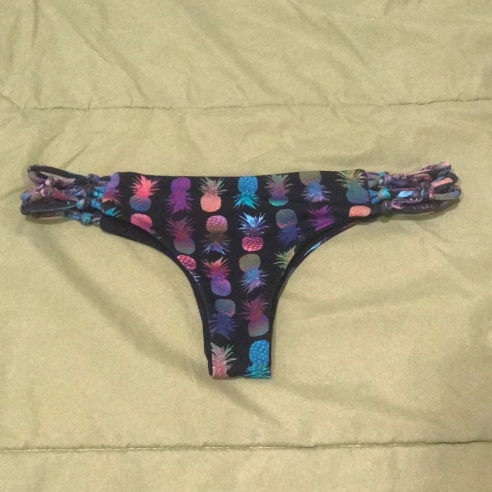 San Lorenzo Pineapple Thong Bottom